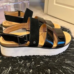 Ugg Braelynn Sandal - Black/Tan/White - 6.5 U.S.